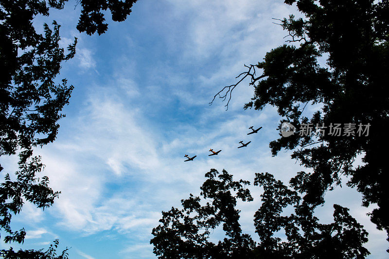 空中表演- 4架飞机在蓝天白云的映衬下编队飞行